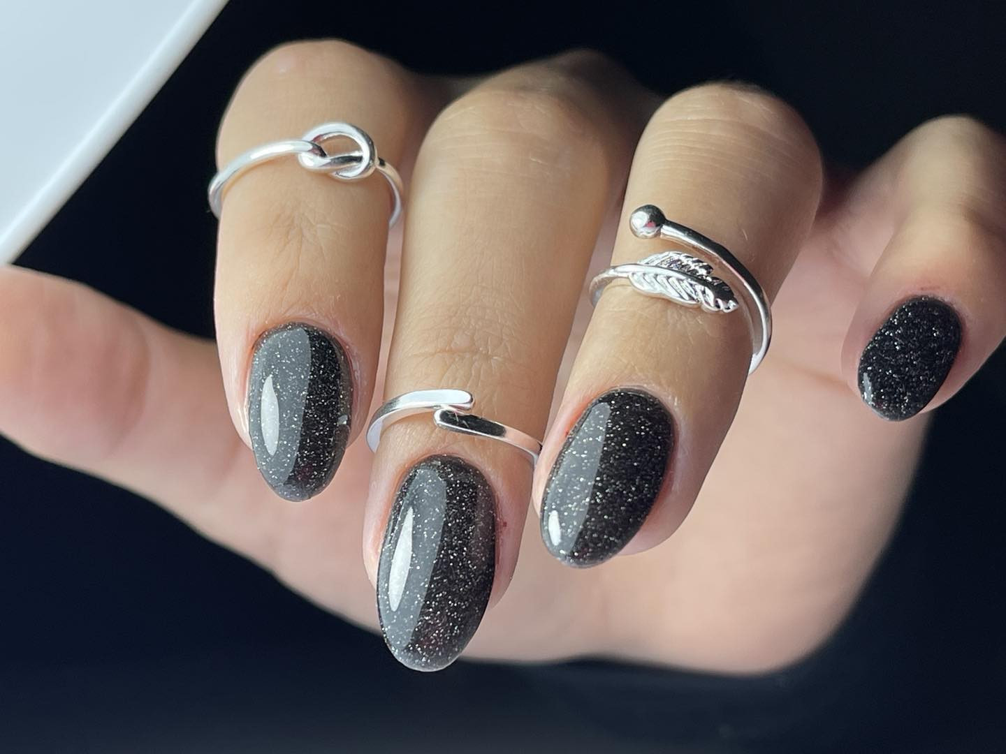 Vernis semi-permanent réfléchissant / très pailleté "Amnesia" 137, noir, 10ml